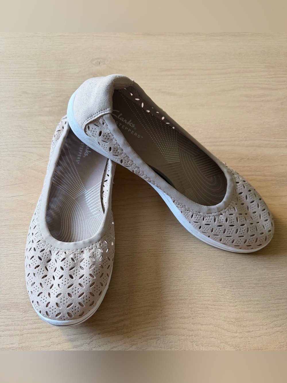 Clarks Cloudsteppers
Breeze Roam Perforated Ballet Flats in Light Sand/Pink